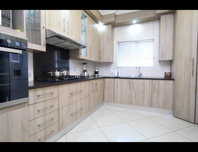3 BEDROOM TOWNHOUSE FOR SALE IN THATCHFIELD